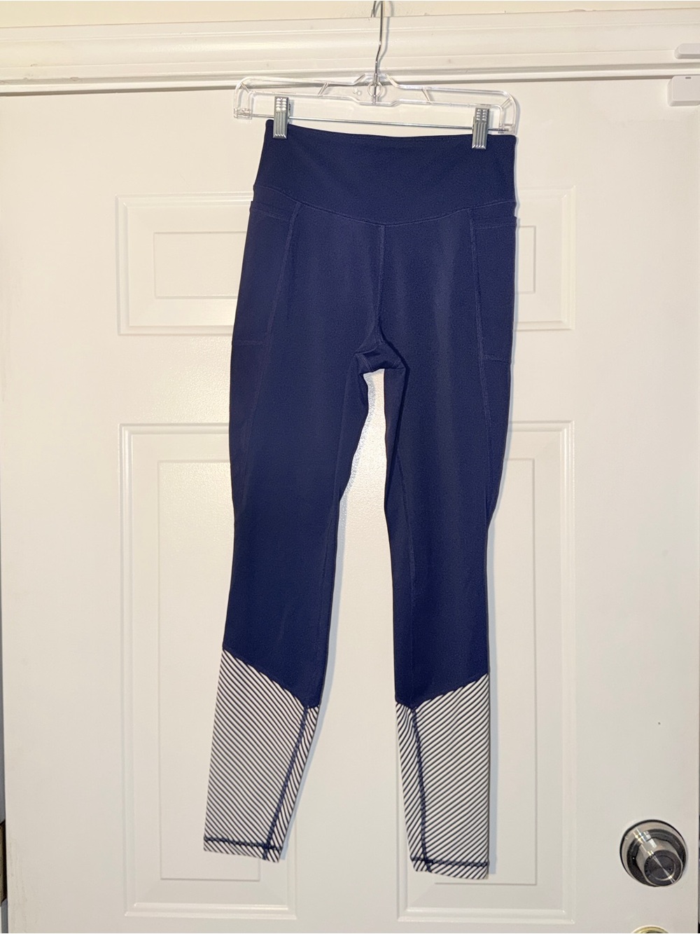 Southern Tide Navy Leggings with Blue stripe accent. Sz M